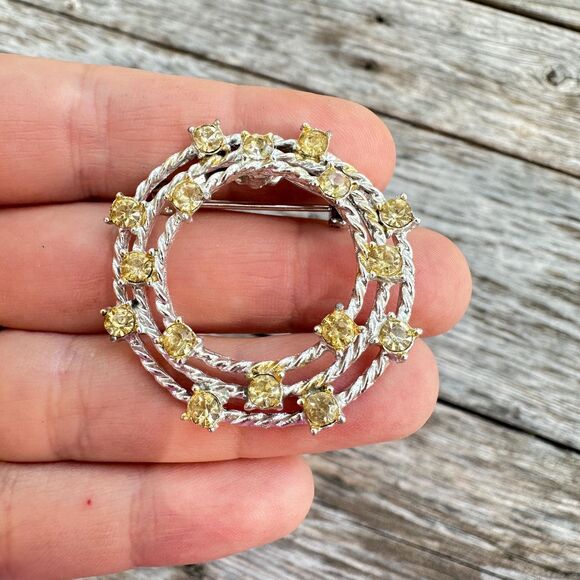 Vintage Jewelry Silver Tone Yellow Rhinestone Circle Brooch Pin - Picture 2 of 3